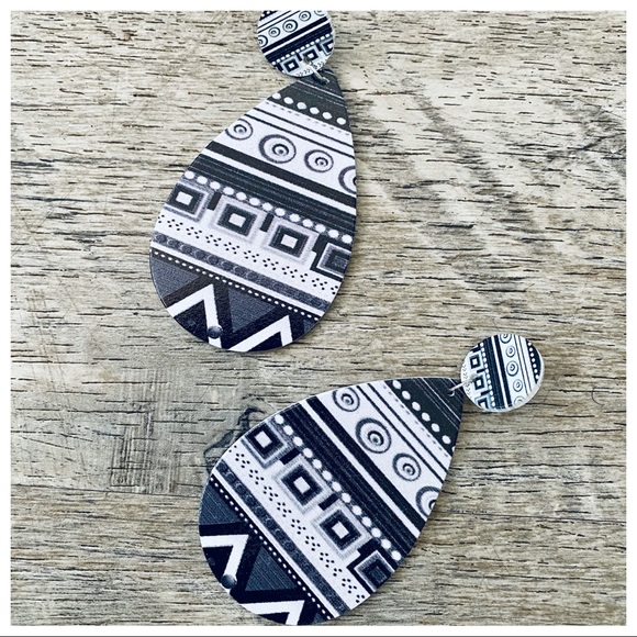 ETHNIC PRINT CHIC DROPPED EARRINGS - Picture 2 of 3